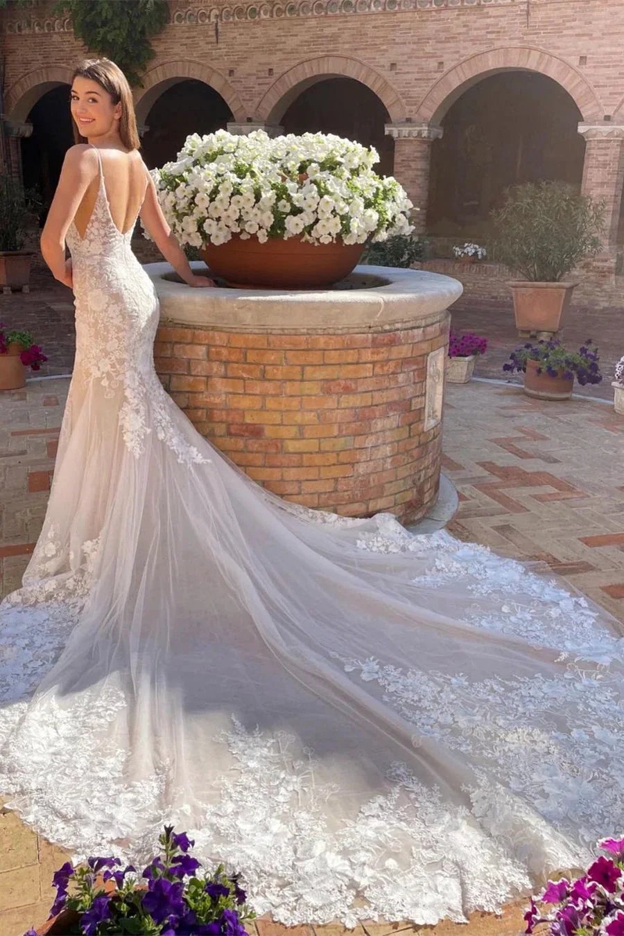 Elegant V-neck Spaghetti Straps Sleeveless Mermaid Wedding Dress With Lace (ZD14640)