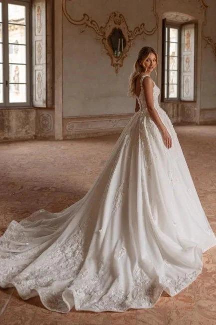 Extravagant Long Ivory A-line Princess Spaghetti Straps Lace Tulle Wedding Dress (ZD16665)