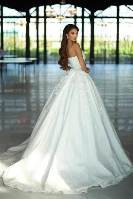 Fabulous A-Line Lace V-Neck Sleeveless White Wedding Dresses With Appliques (ZD16619)