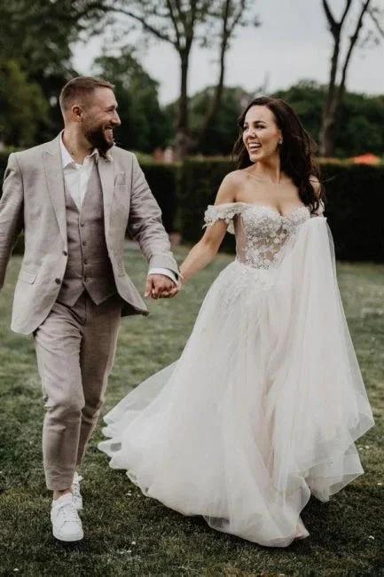Fabulous Off-the-shoulder Sleeveless A-Line Tulle Wedding Dresses with Appliques (ZD16560)