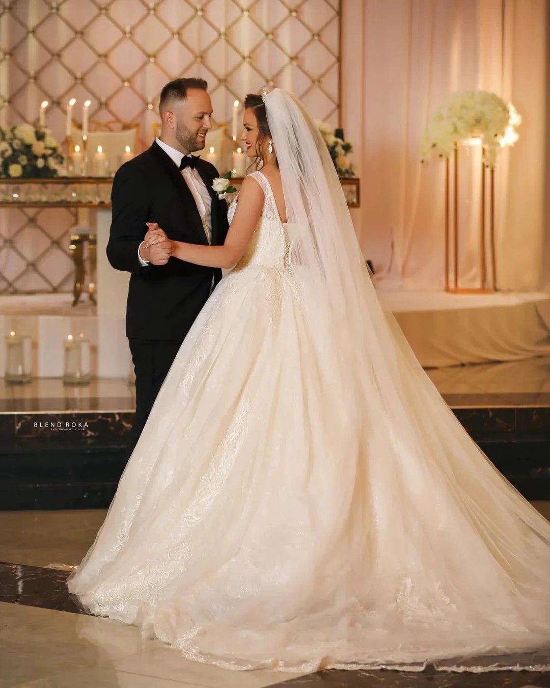 Glamorous Long Ball Gown V-neck Tulle Wedding Dress with Lace Appliques (ZD15168)