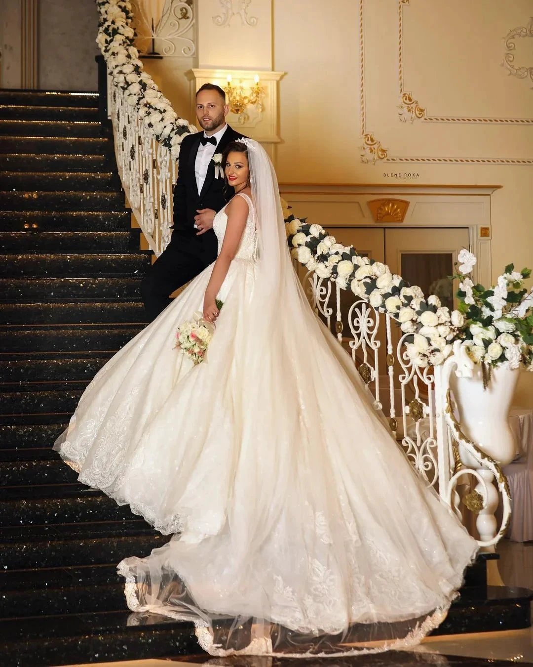 Glamorous Long Ball Gown V-neck Tulle Wedding Dress with Lace Appliques (ZD15168)