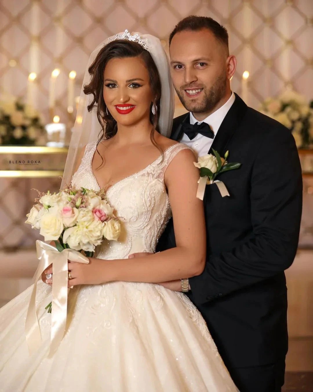 Glamorous Long Ball Gown V-neck Tulle Wedding Dress with Lace Appliques (ZD15168)