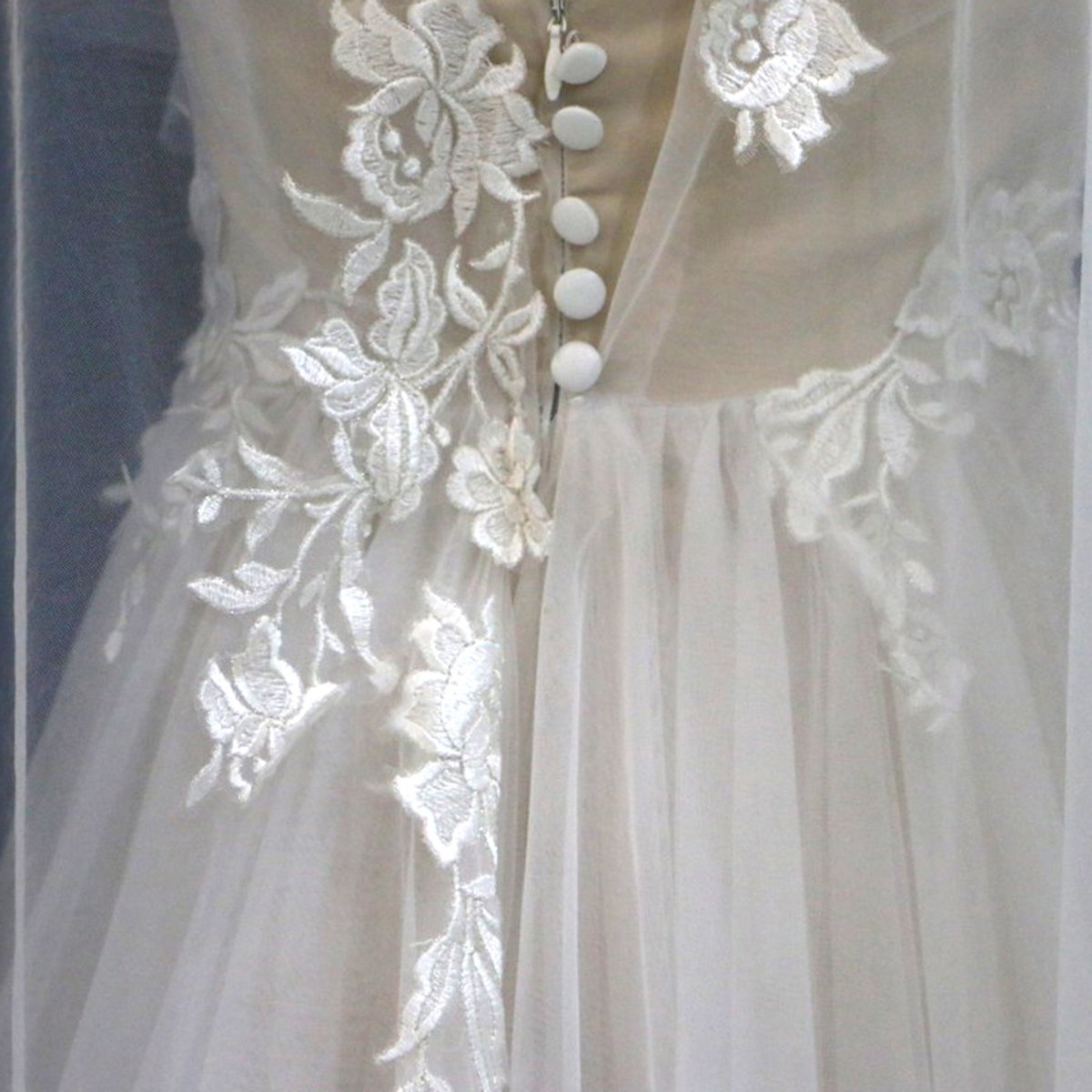 Glamorous White Tulle V-Neck Beach Wedding Dress A Line Flower Bridal Gowns On Sale (ZD17435)