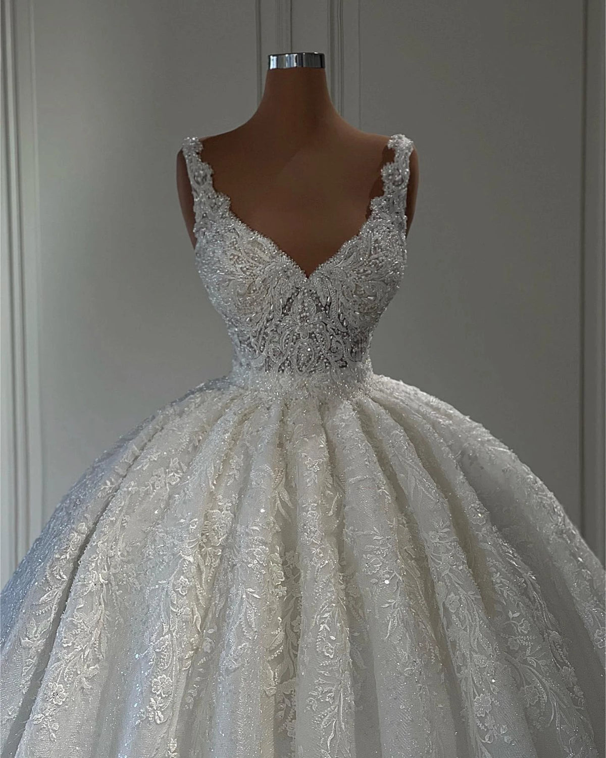 Gorgeous Long Ball Gown Sweetheart Sleeveless Lace Wedding Dress with Ruffles (ZD16753)
