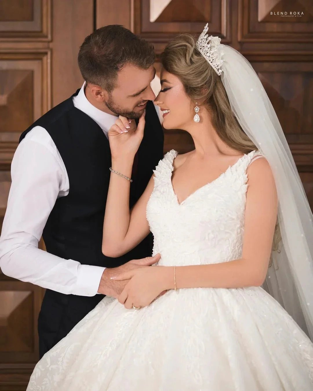 Gorgeous Long Princess V-neck Tulle Lace Wedding Dress (ZD15169)