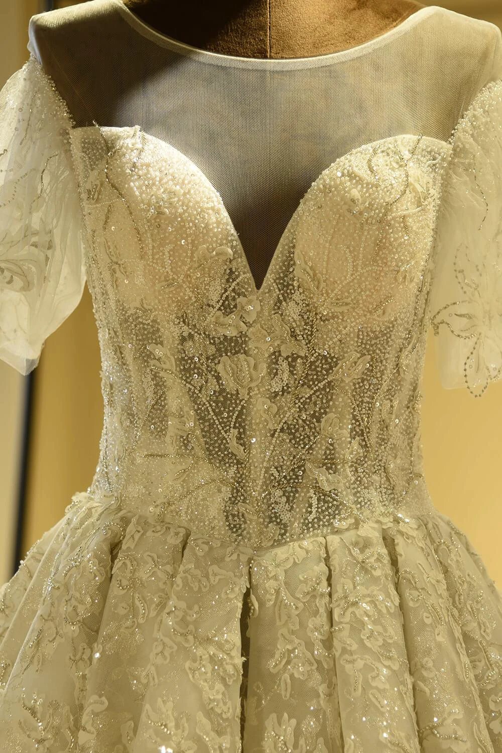 Gorgeous Short Sleeve Lace Tulle Princess Ivory Wedding Dress (ZD13899)