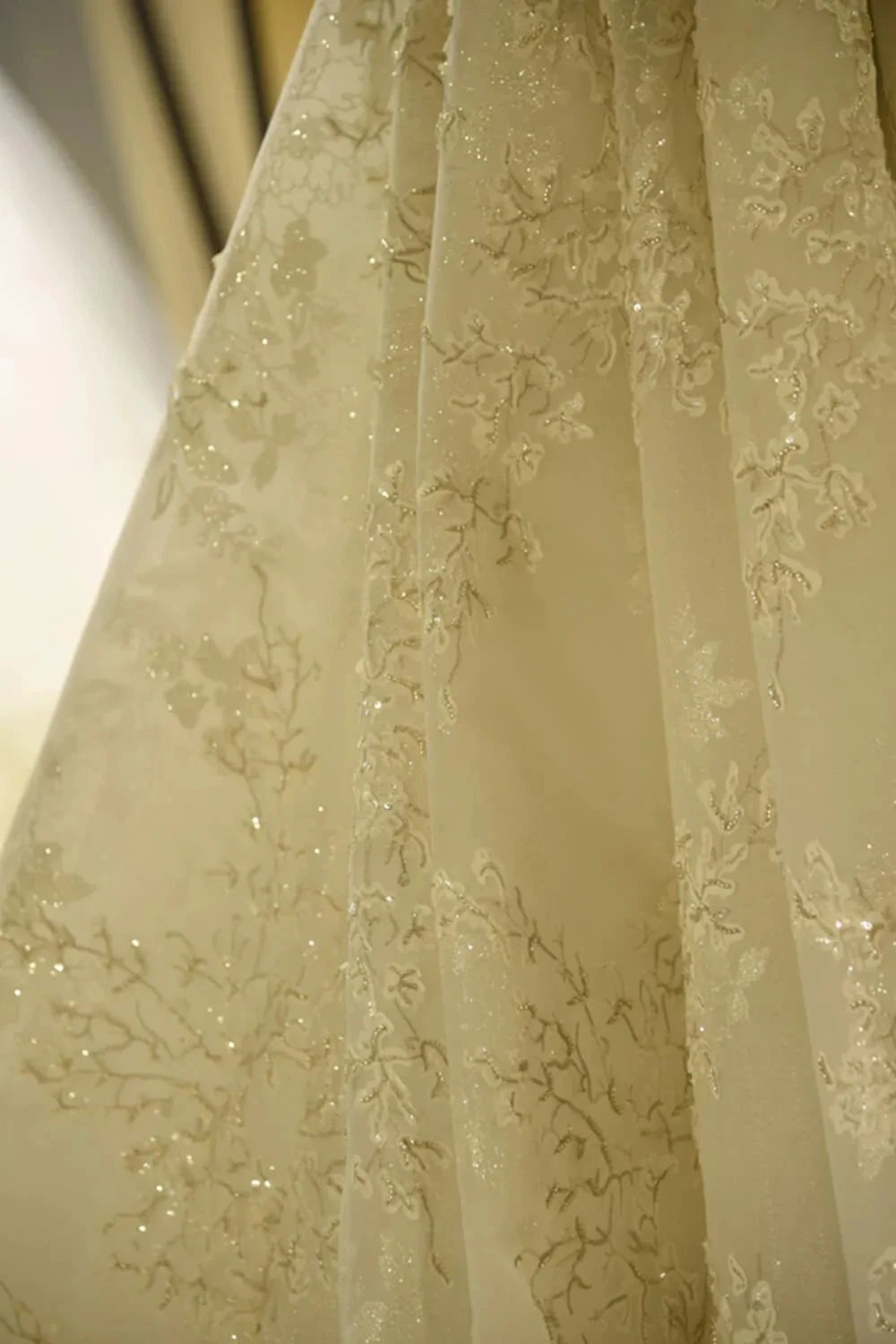 Gorgeous Short Sleeve Lace Tulle Princess Ivory Wedding Dress (ZD13899)