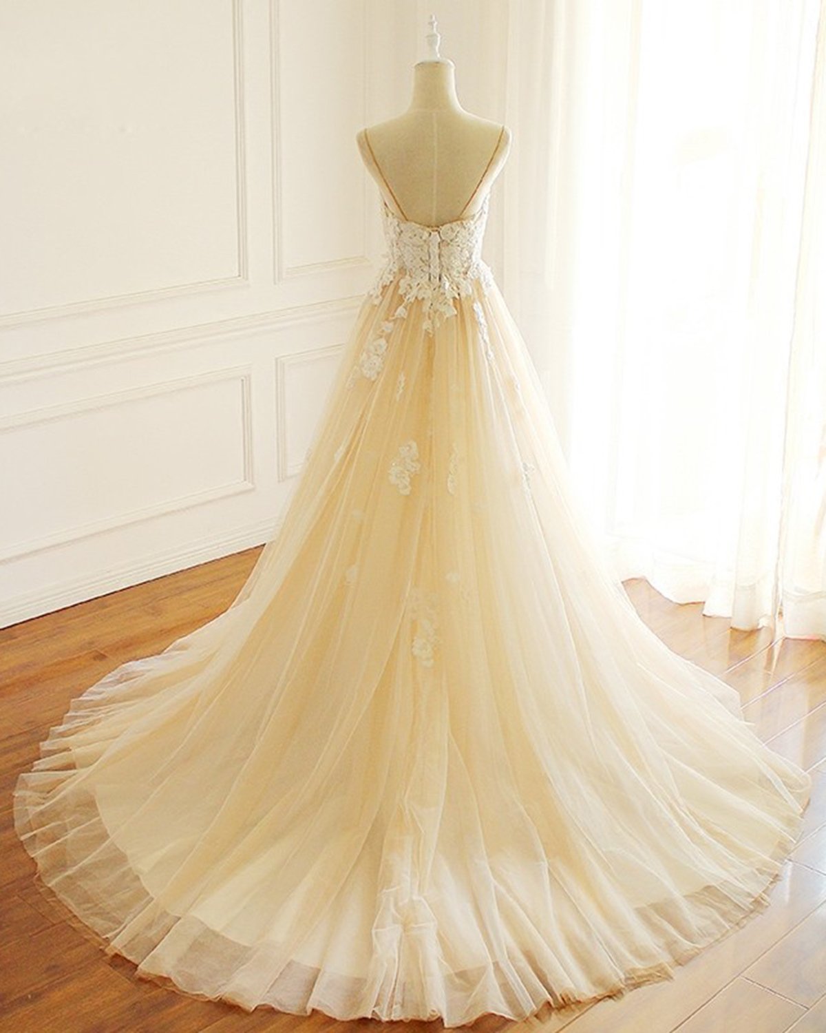 Gorgeous Sweetheart Creamy Tulle Wedding Dress Spaghetti Straps Sweep Train Bridal Gowns On Sale (ZD17440)