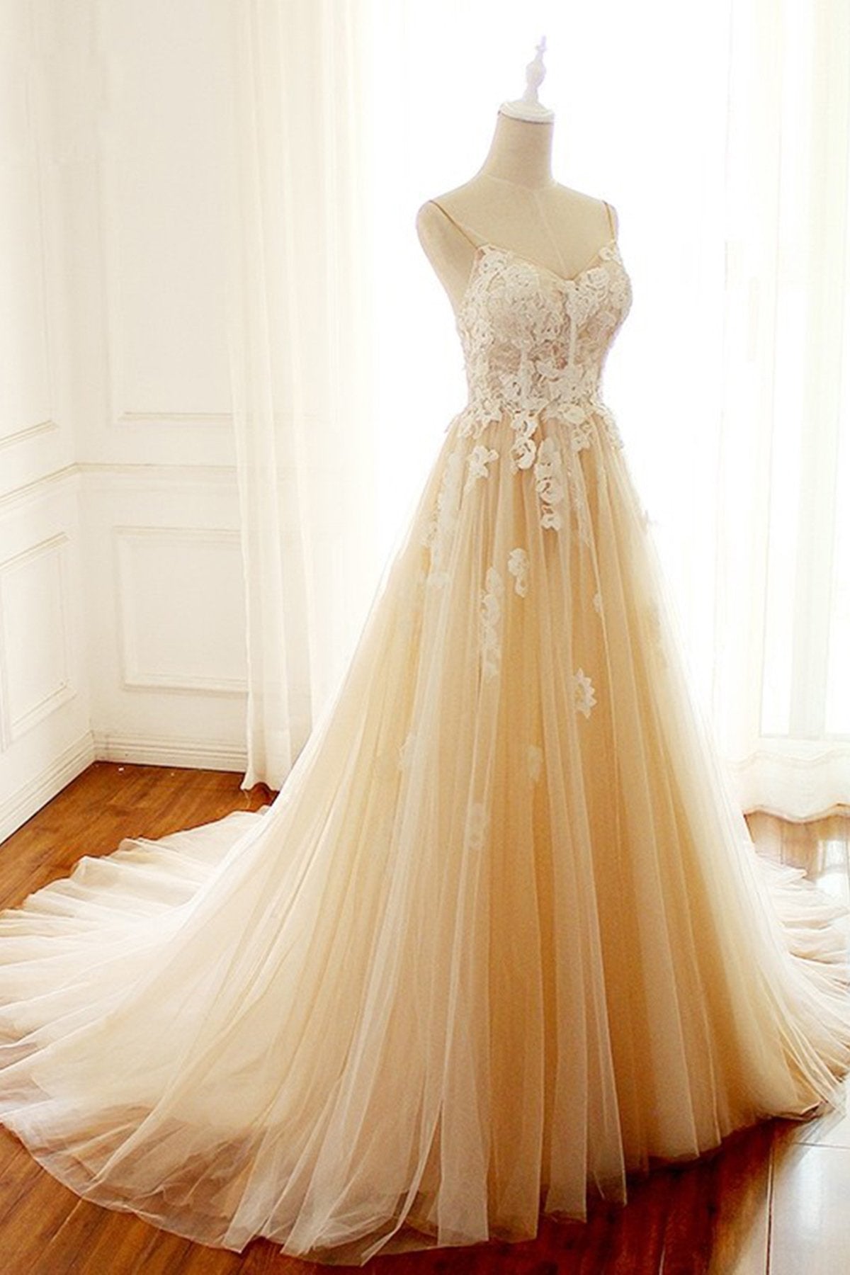 Gorgeous Sweetheart Creamy Tulle Wedding Dress Spaghetti Straps Sweep Train Bridal Gowns On Sale (ZD17440)