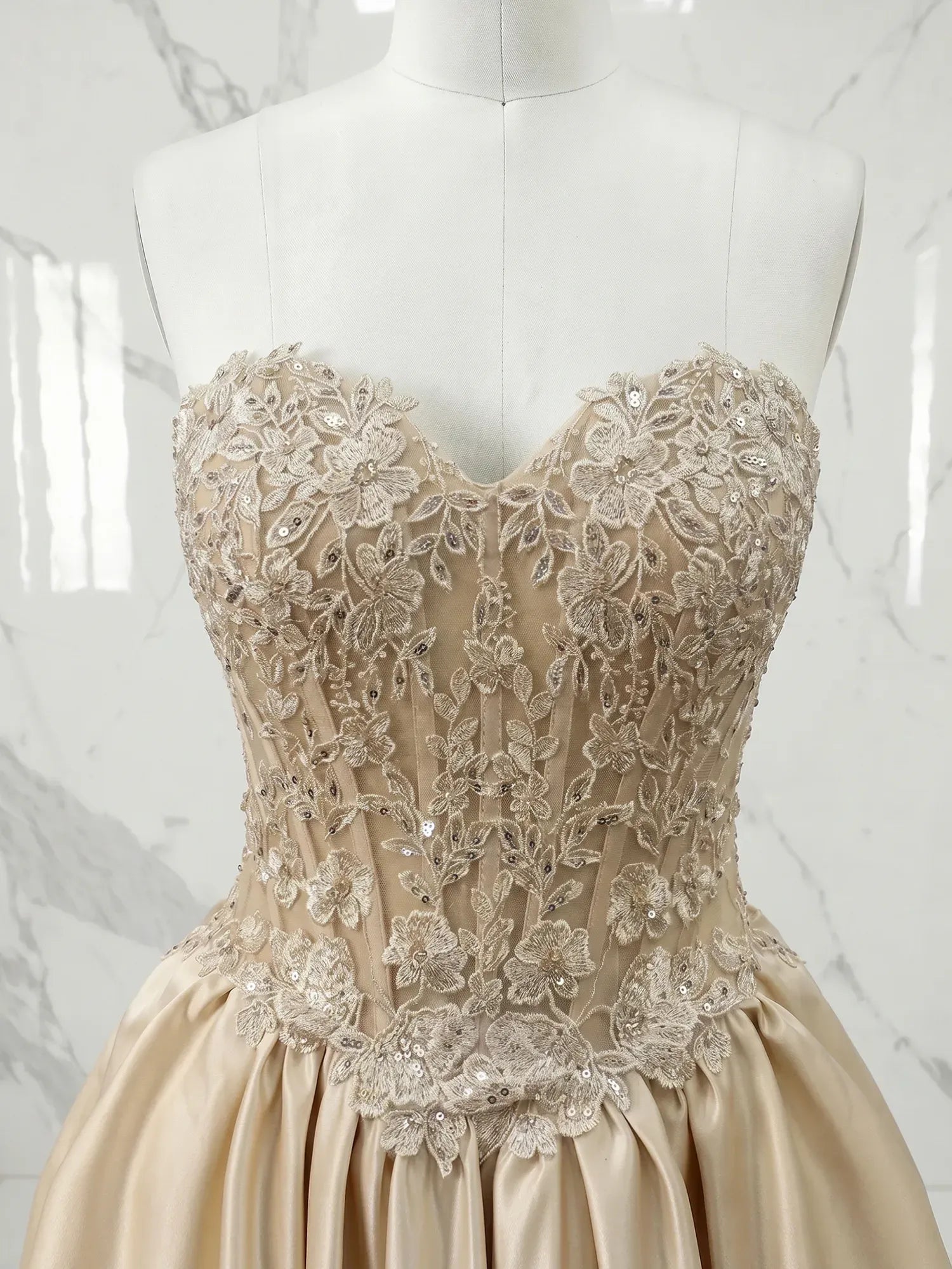 Strapless Sweetheart Lace Ball Gown Mini Homecoming Dresses with Bubble Hem