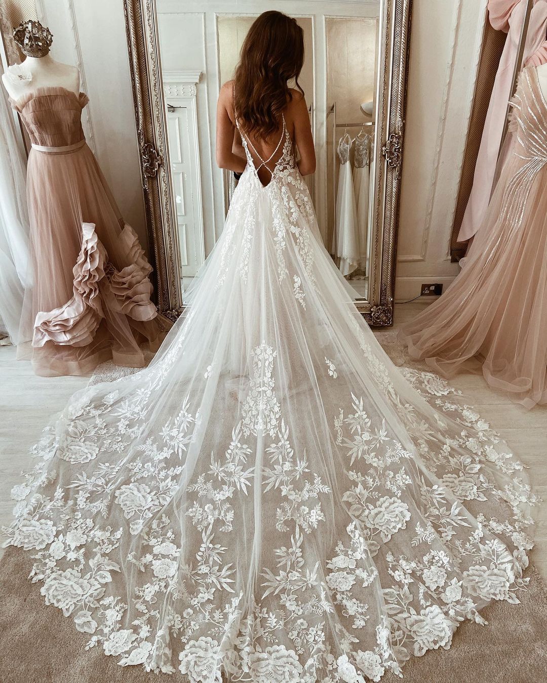 Lace Wedding Dress Overskirt Tulle Bridal Gowns Spaghetti-Straps (ZD17520)