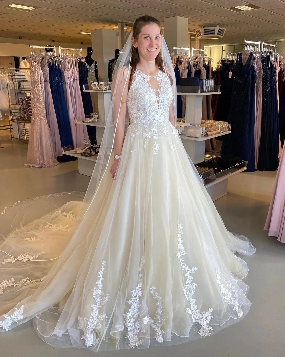 Long A-Line Appliques Lace Tulle Ruffles Backless Wedding Dress (ZD15092)