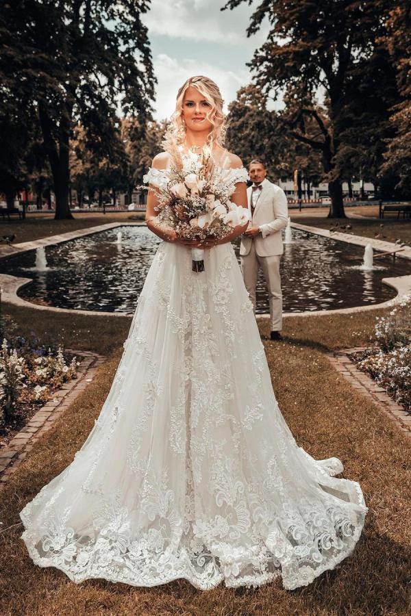 Long A-line Off-the-shoulder 3D Flroal Wedding Dress with Lace Appliques (ZD15046)