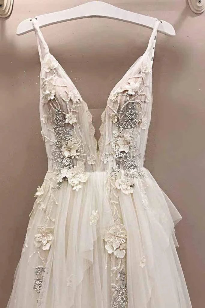 Long A-line Tulle V Neck Lace Applique Wedding Dress (ZD15822)