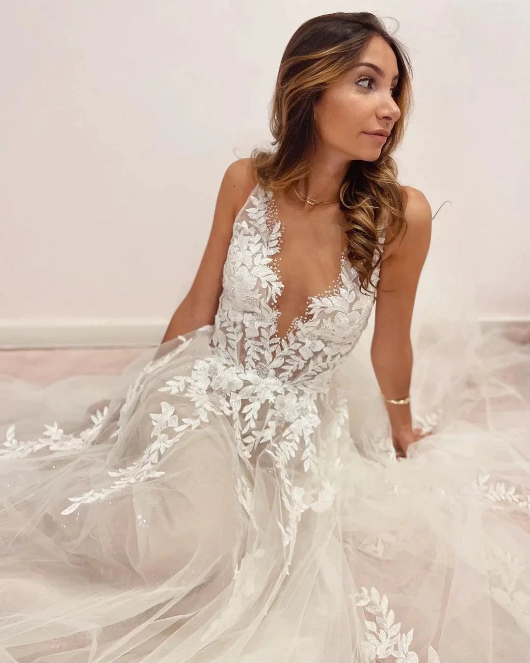 Long A-Line V-neck Appliques Lace Tulle Backless Wedding Dress (ZD14314)