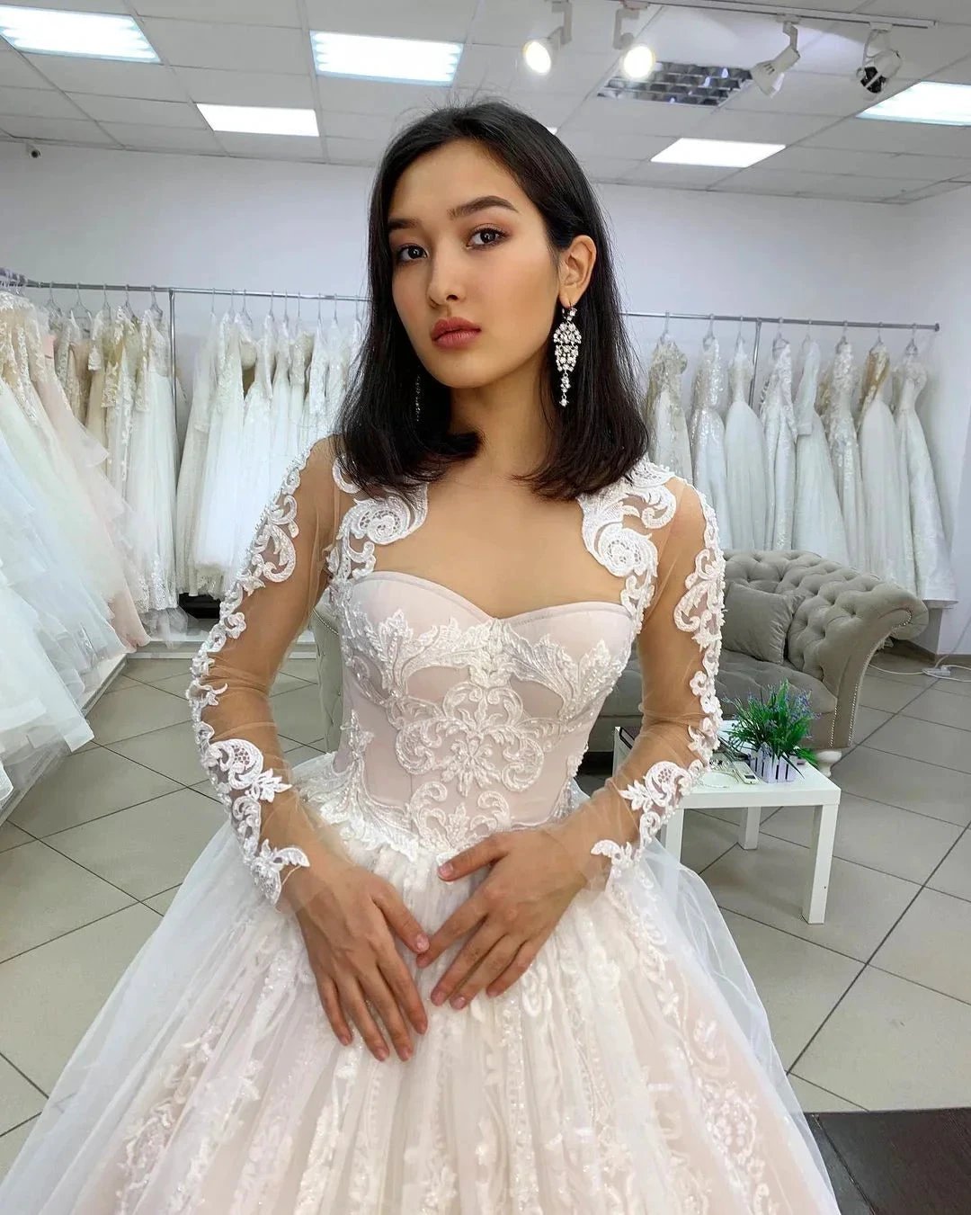 Long Princess Sweetheart Appliques Lace Backless Tulle Wedding Dress with Sleeves (ZD15087)