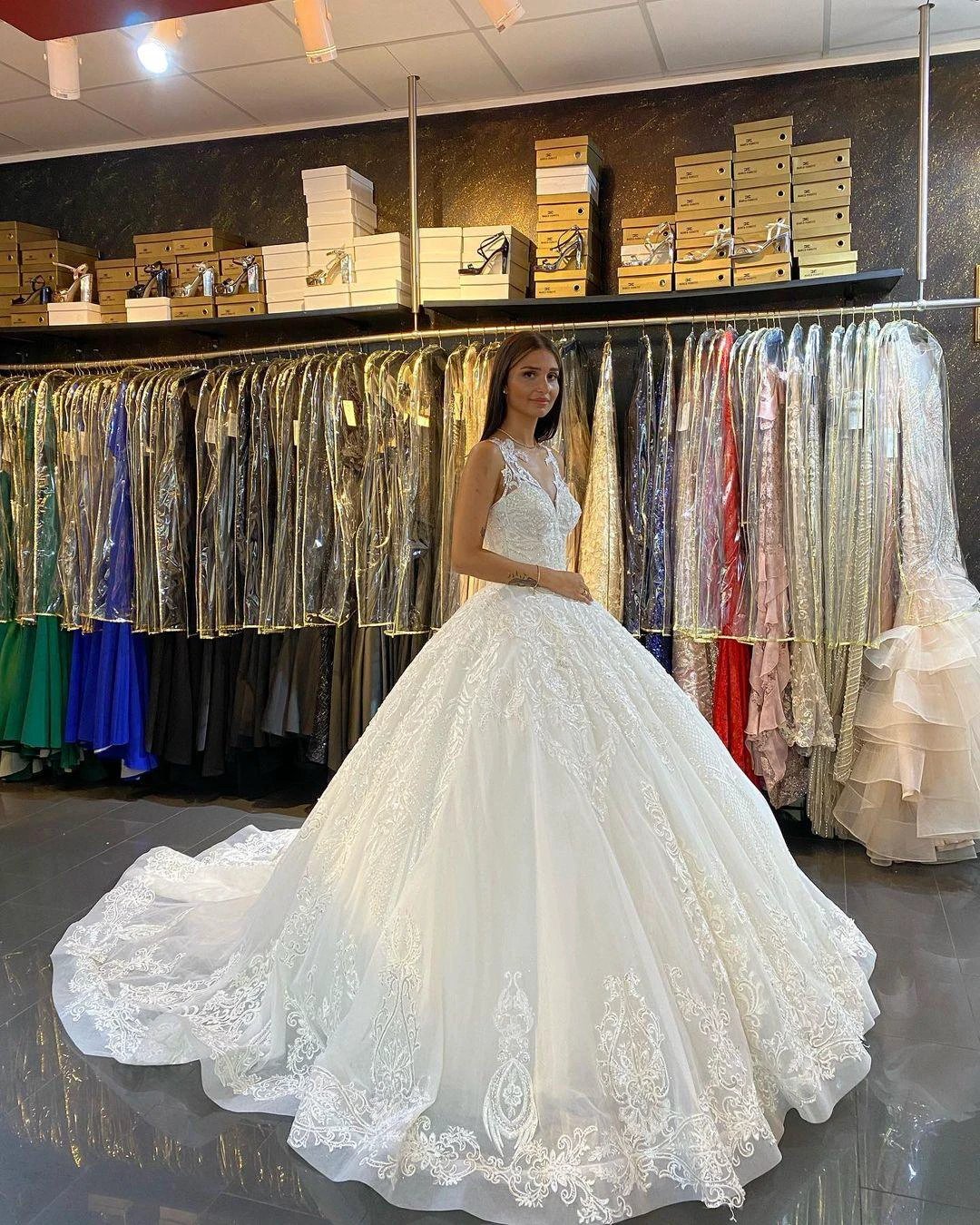 Long Princess V-neck Appliques Lace Backless Wedding Dress (ZD15062)