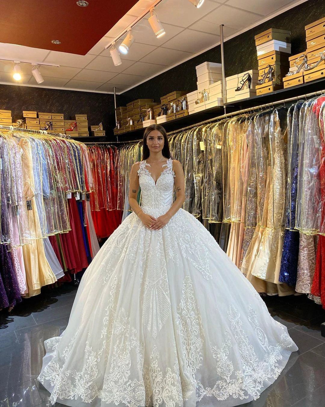 Long Princess V-neck Appliques Lace Backless Wedding Dress (ZD15062)