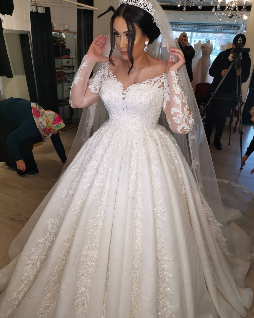 Long Sleeves Lace Plus Size Wedding Dress On Sale (ZD17512)