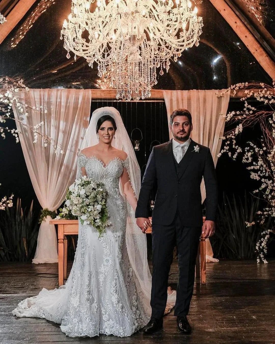 Long Sleeves Mermaid Off-the-shoulder Tulle Wedding Dress with Appliques Lace (ZD15012)