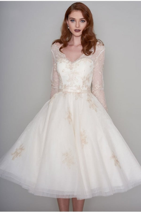 Long Sleevess V-Neck Ivory Short Lace Summer Wedding Dress