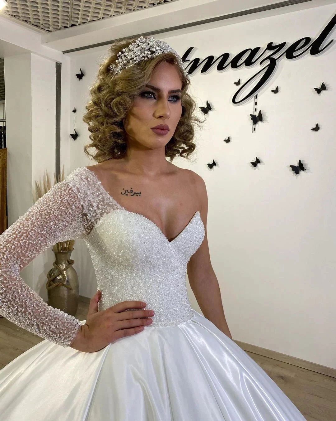 Long Sweetheart Satin Ruffles Ball Gown Wedding Dress with Sleeves (ZD15077)
