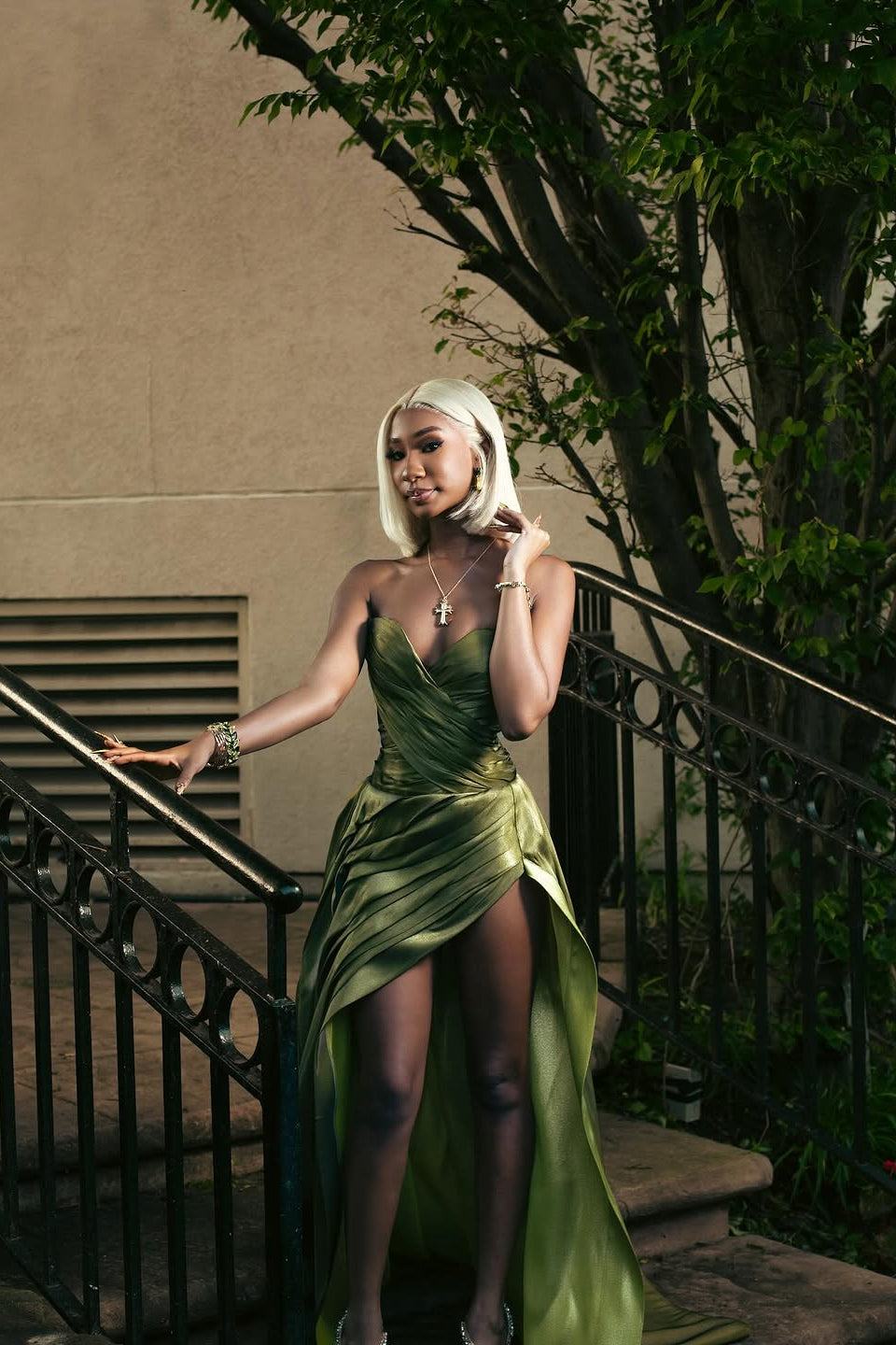 Minimalist Green V-Neck Hi-Lo Strapless Satin Prom Dresses Sleeveless With Lace-Up Back