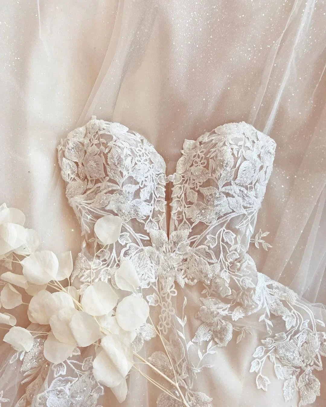 Modest Long A-line Spaghetti Straps Tulle Wedding Dress with Appliques Lace (ZD15161)