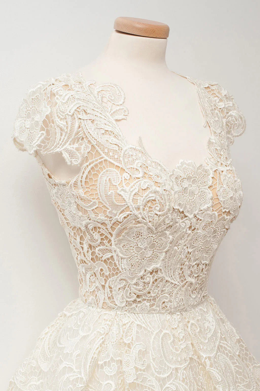 A-line Scoop Lace Short Prom Dresses Cap Sleeves Homecoming Dresses (ZD11584)