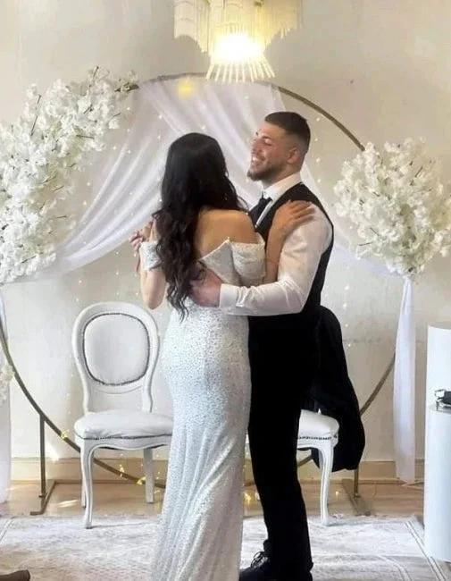 Off the Shoulder Chapel Sequined Floor Length Wedding Dress (ZD14889)
