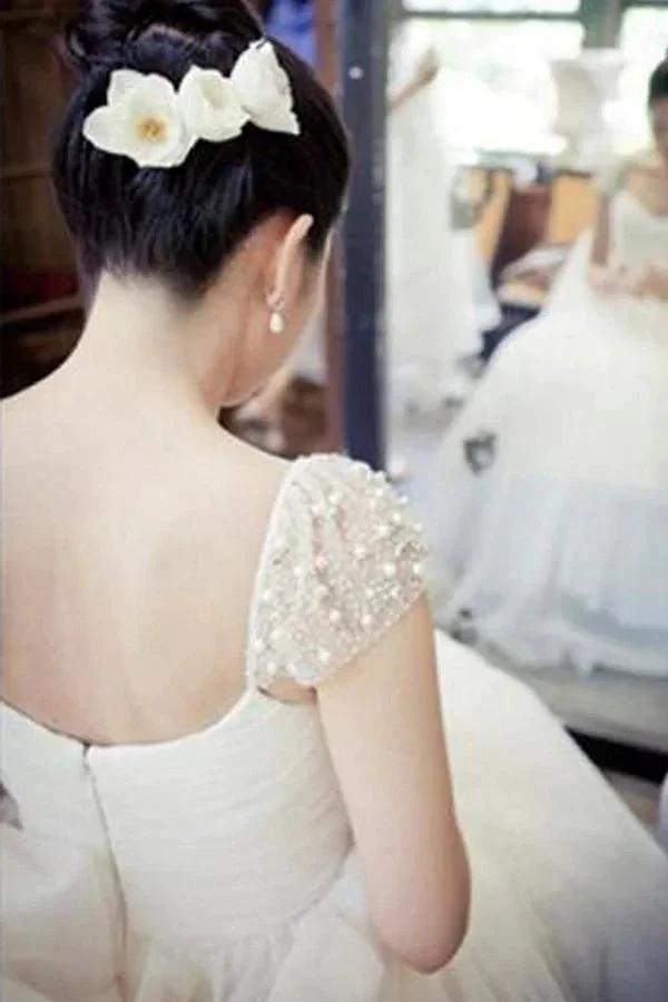 Scoop Cap Sleeves Sweep Train Beading Pleated Wedding Dress with Beading (ZD15436)