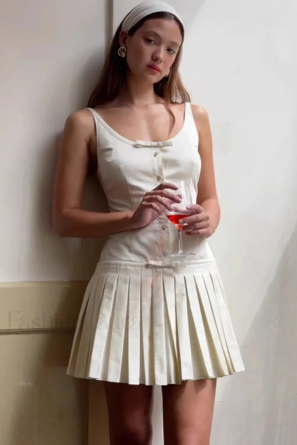 Sexy Pleated Waist Dress with Relaxed Fit and Modern Casual Wear