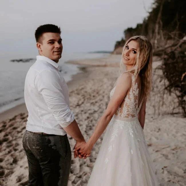 Simple A-line Backless Wedding Dresses with Lace (ZD13790)