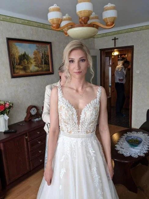 Simple A-line Backless Wedding Dresses with Lace (ZD13790)