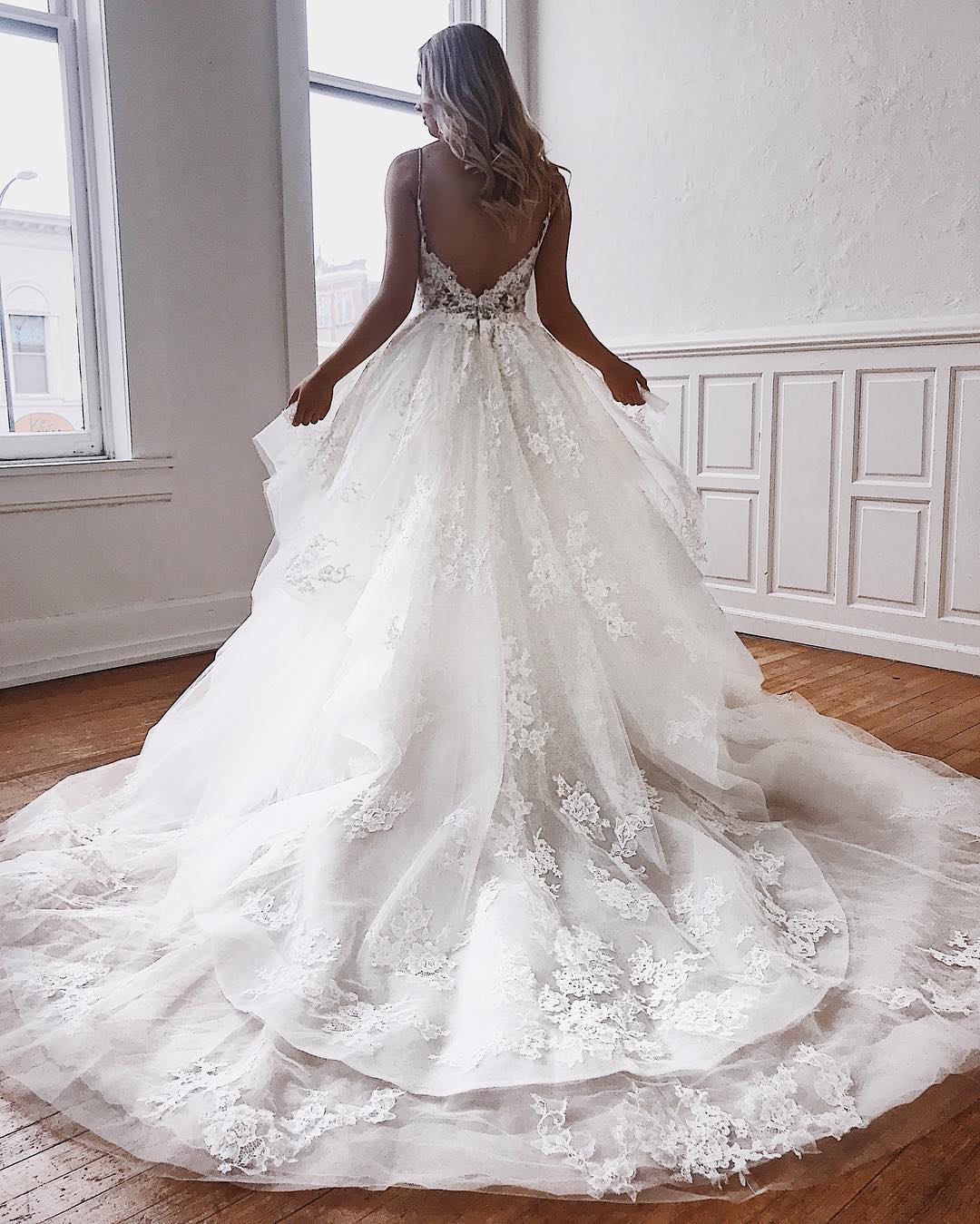 Spaghetti-Straps Open Back Lace Wedding Dress Sleeveless (ZD17532)