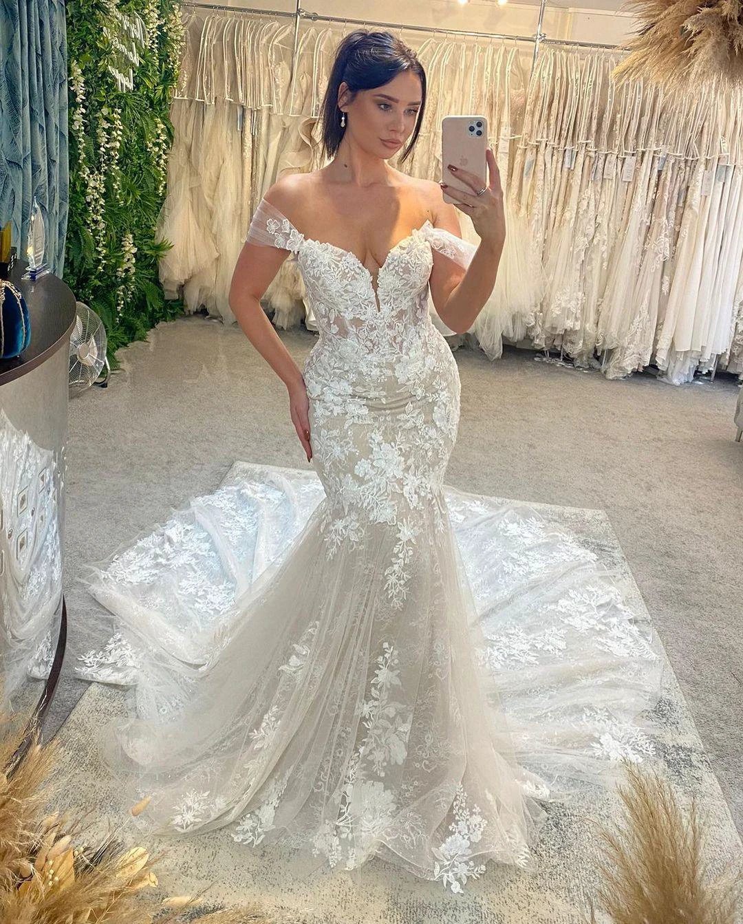 Trendy Floor Length Sweetheart Sleeveless Off-The-Shoulder Lace Wedding Dress with Chapel Train (ZD15764)