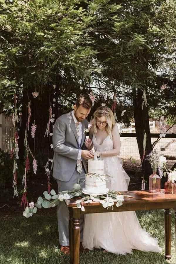 V Neck Spaghetti Strap Wedding Dresses Bridal Dress Lace Applique (ZD15392)