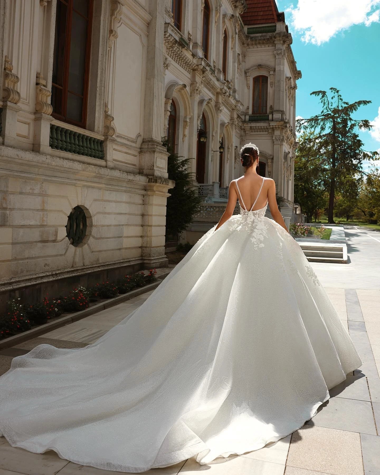 Vintage Ball Gown Lace Spaghetti Straps Sleeveless White Wedding Dress With Appliques Train (ZD16477)