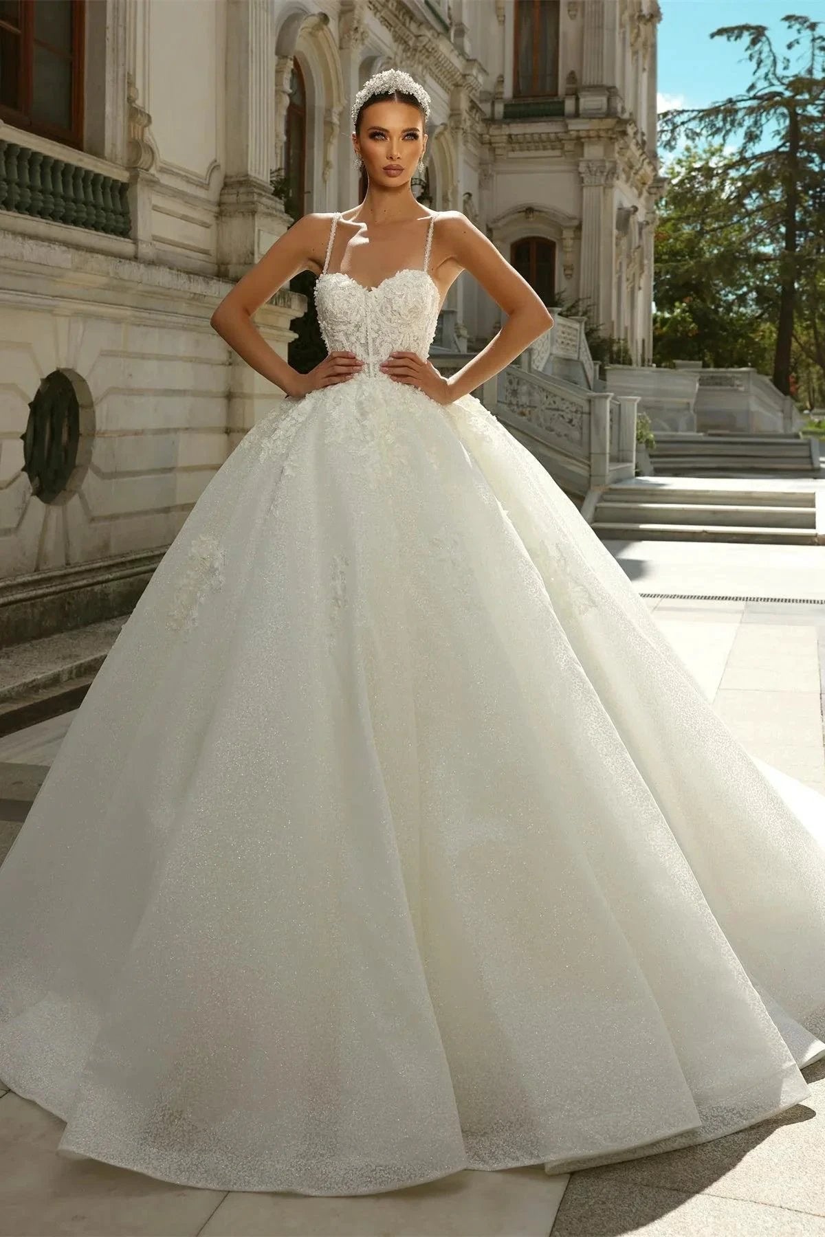 Vintage Ball Gown Lace Spaghetti Straps Sleeveless White Wedding Dress With Appliques Train (ZD16477)